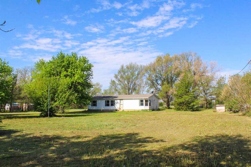 8329 N Ridge Rd, Valley Center, KS 67147