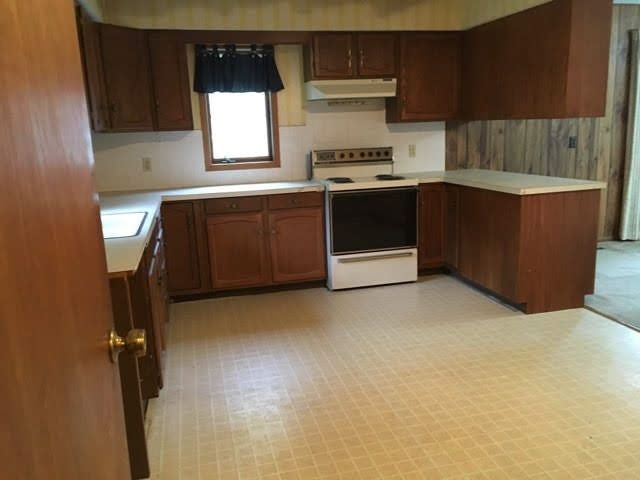614 SE 3rd St, Newton, KS 67114