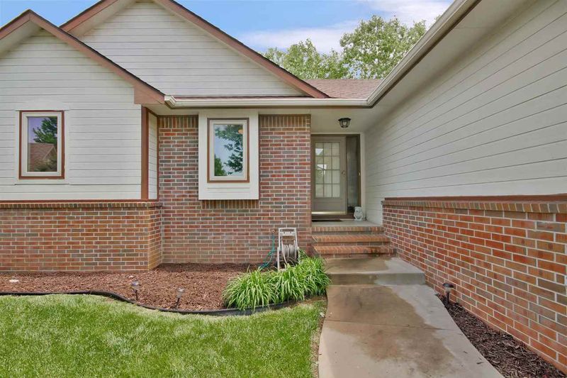 2520 N Pine Grove Cir, Wichita, KS 67205