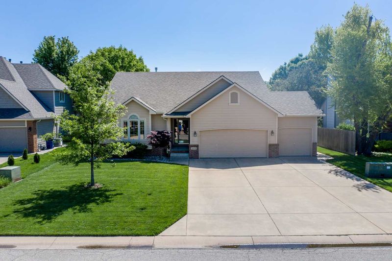 2005 E Countryview Dr, Derby, KS 67037