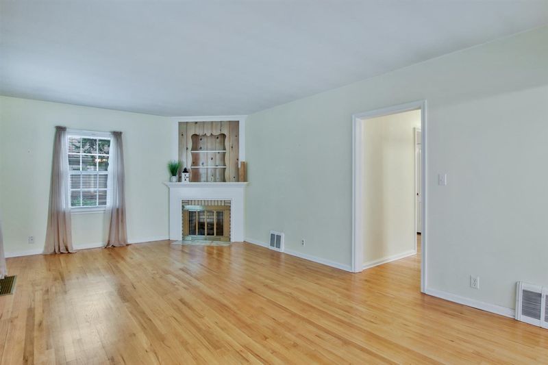 624 Hillside Ln, Newton, KS 67114