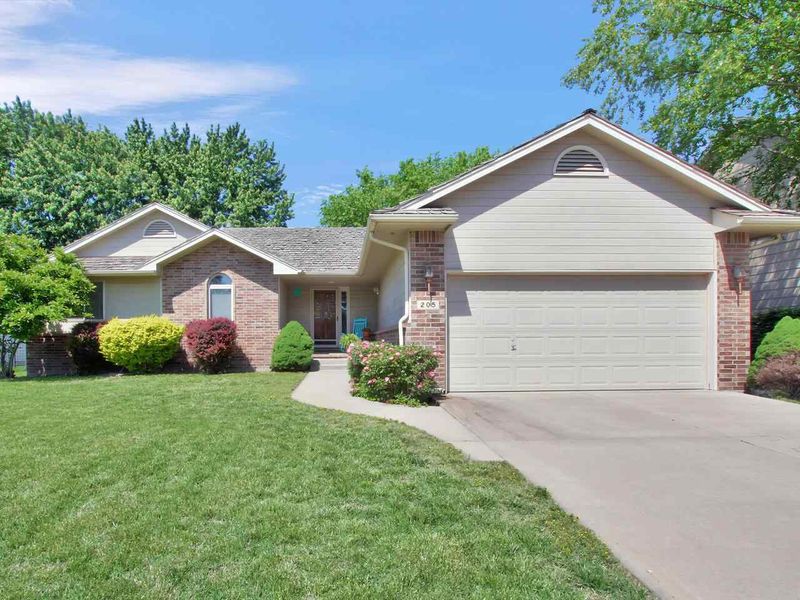 205 S Springwood Dr, Derby, KS 67037