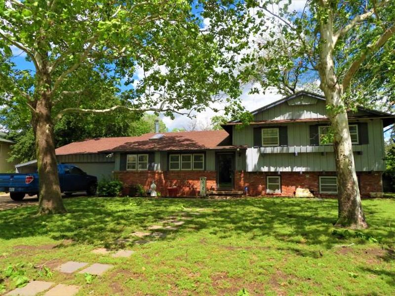 2420 W Benjamin Dr, Wichita, KS 67204