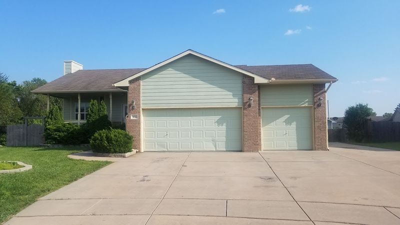 423 E Hickory Ct, Mulvane, KS 67110