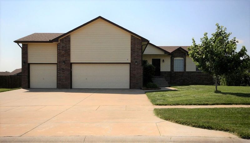 913 E Splitwood Way, Derby, KS 67037