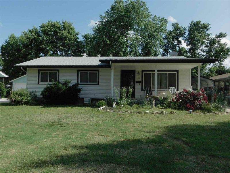 329 E 6th St, Valley Center, KS 67147