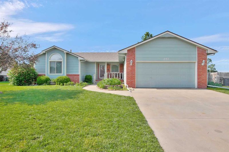 227 Windward Dr, Newton, KS 67114
