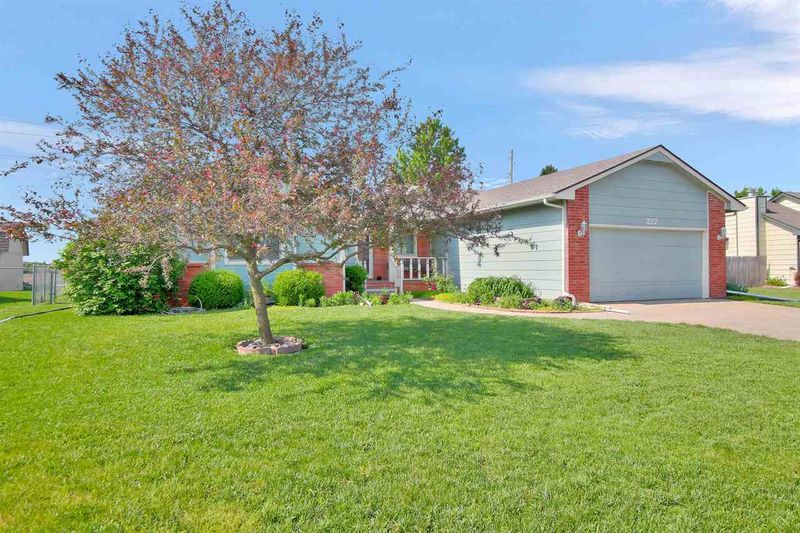 227 Windward Dr, Newton, KS 67114
