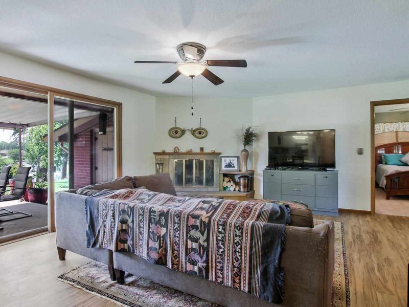 5 Rolling Hills Ct, Newton, KS 67114