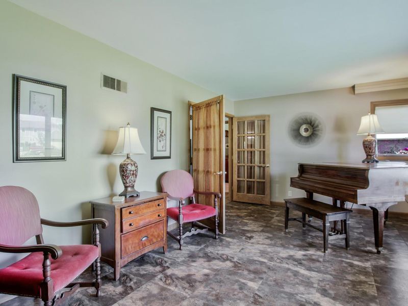 5 Rolling Hills Ct, Newton, KS 67114