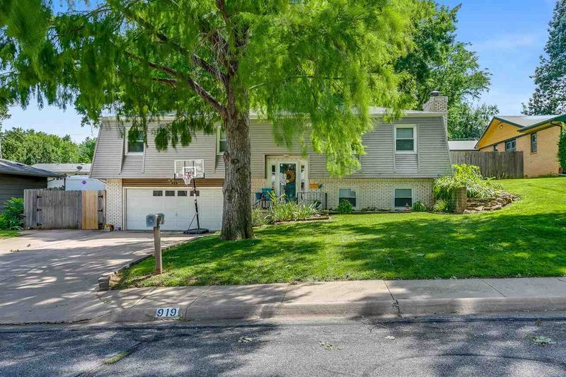 919 E Morrison Dr, Derby, KS 67037