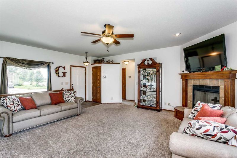 2112 Bristol Ln, Newton, KS 67114