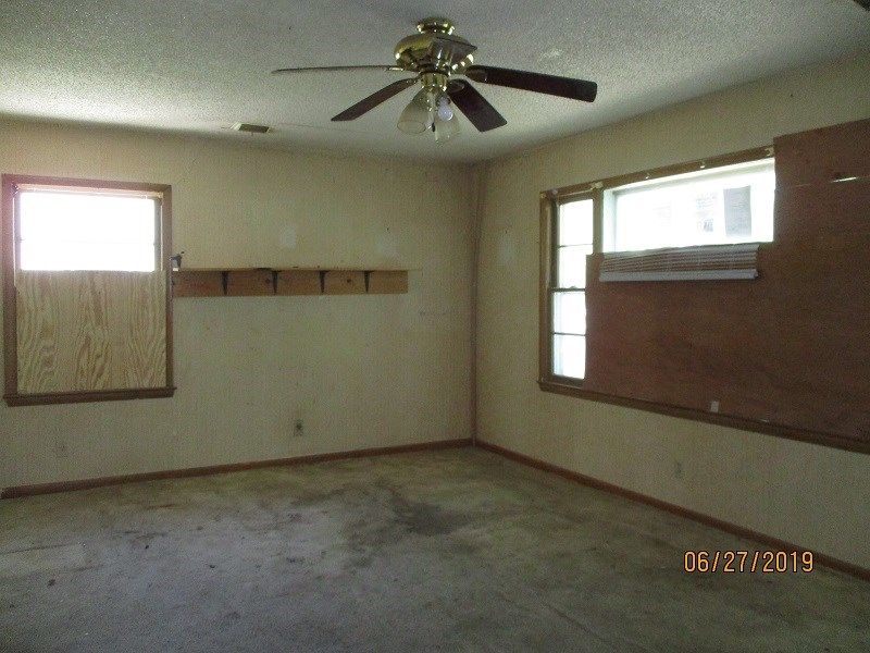 2461 S Bennett Ave, Wichita, KS 67217