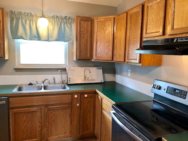 2207 N Duckcreek Ln, Derby, KS 67037