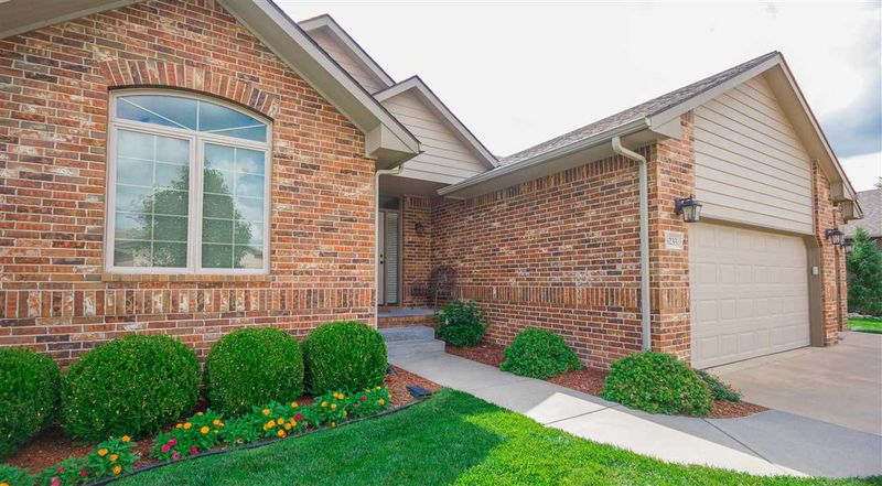 8233 E Old Mill Ct, Wichita, KS 67226-4217