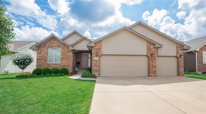 8233 E Old Mill Ct, Wichita, KS 67226-4217