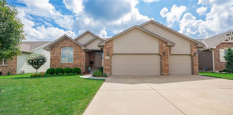 8233 E Old Mill Ct, Wichita, KS 67226-4217