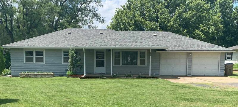 527 N Phillips St, Andover, KS 67002