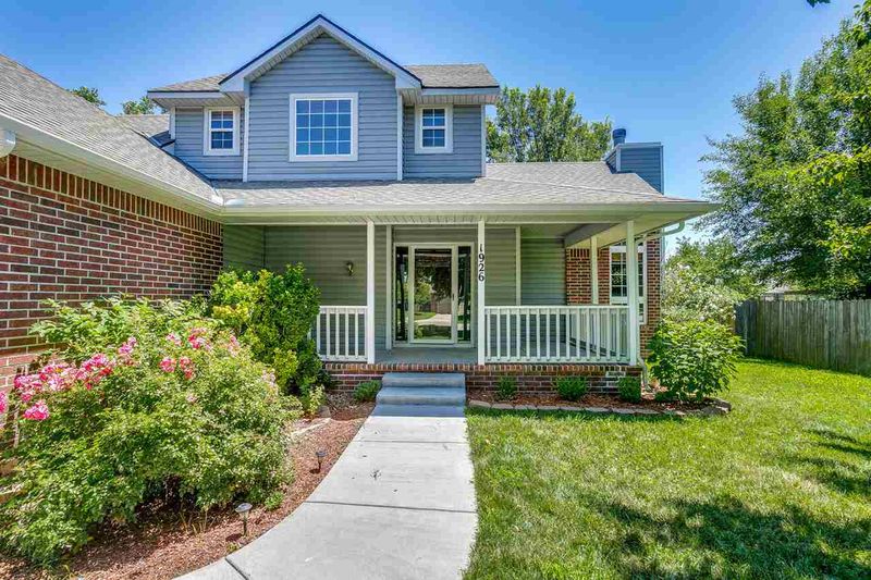 1926 N Pineview Dr, Andover, KS 67002