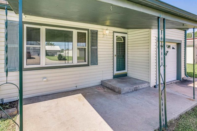 117 E Spencer Dr, Haysville, KS 67060