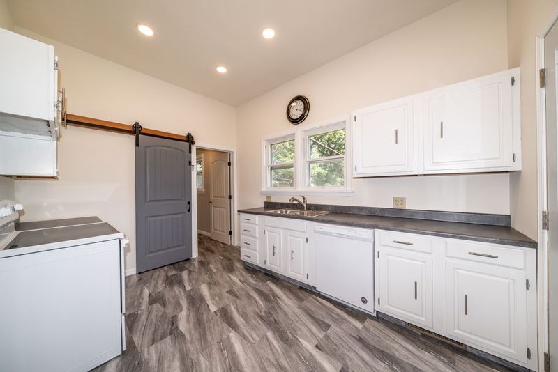 518 E 10th St, Newton, KS 67114