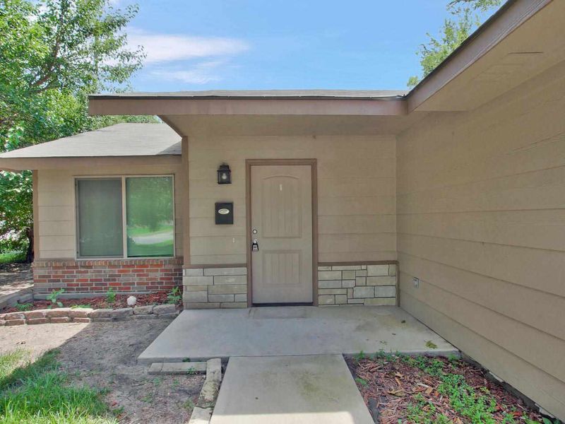 561 W 2nd Ave, Valley Center, KS 67147