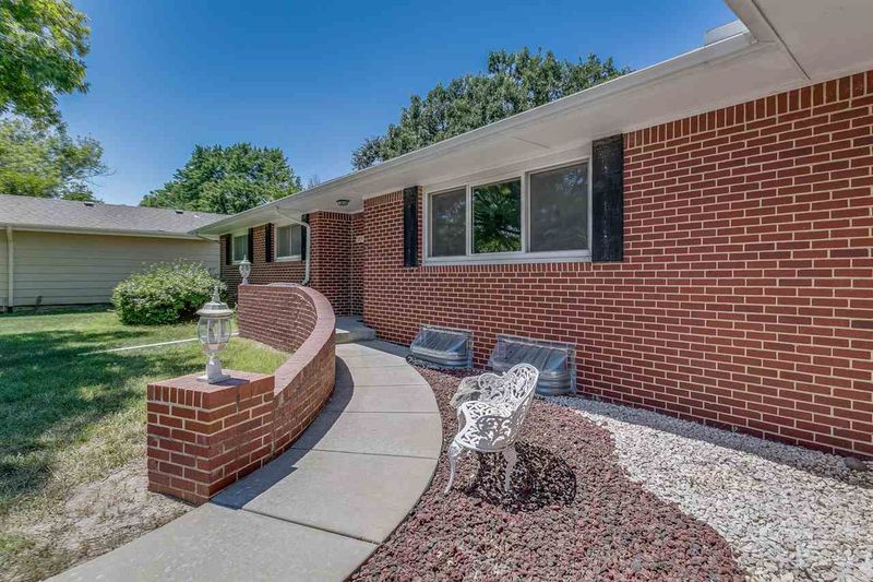 559 N Angle Ln, Andover, KS 67002