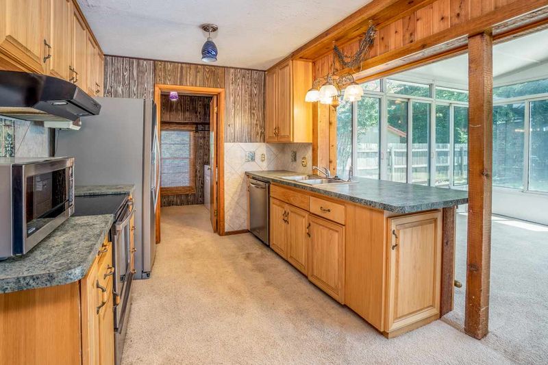 325 E Waggoner Ln, Haysville, KS 67060