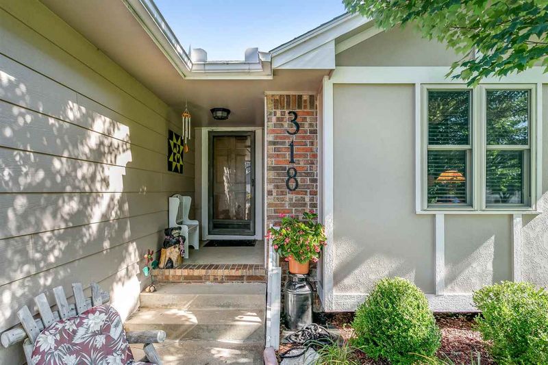 318 E Catalpa St, Derby, KS 67037