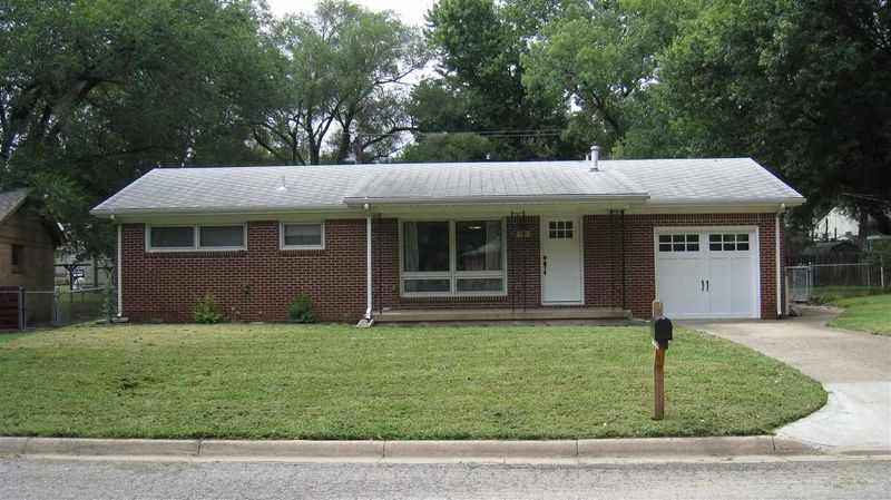 707 N Charles St, Mulvane, KS 67110