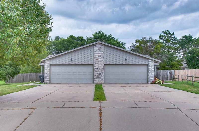 8435 E Parkmont Ct, Wichita, KS 67207