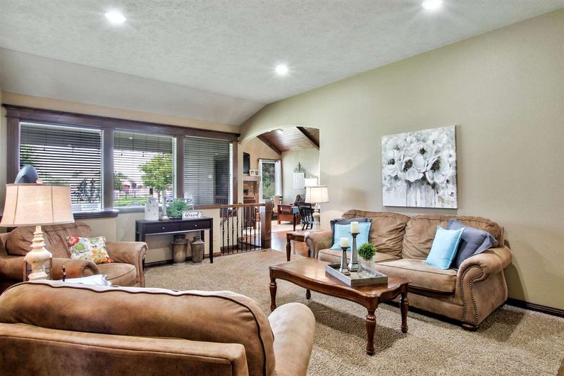 516 Stone Lake Dr, Augusta, KS 67010