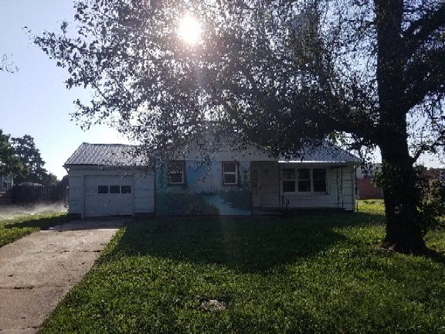 110 N Thomas St, Mount Hope, KS 67108