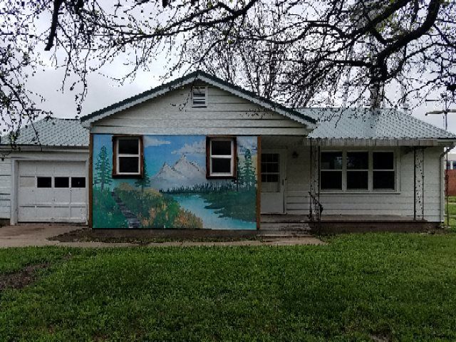 110 N Thomas St, Mount Hope, KS 67108