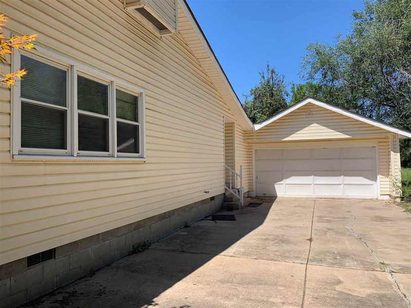 224 W 10th St, Andover, KS 67002