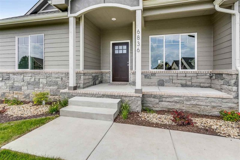 6836 E Summerside Pl, Bel Aire, KS 67226