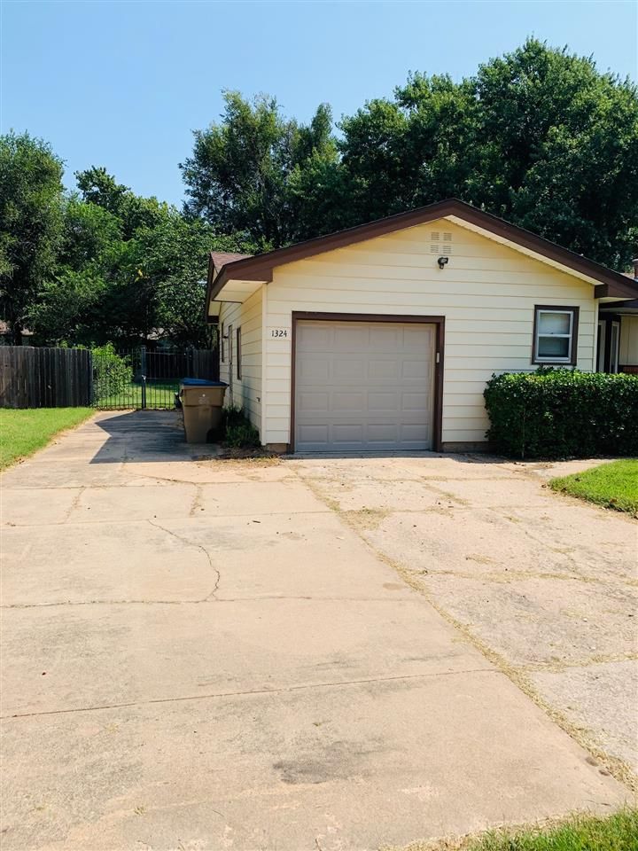1324 N Westview Dr, Derby, KS 67037