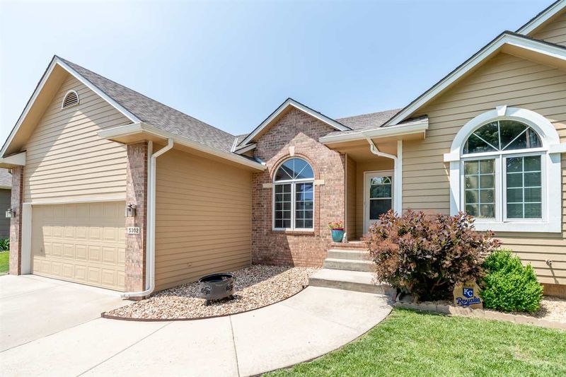 5302 E 49th St N, Bel Aire, KS 67220
