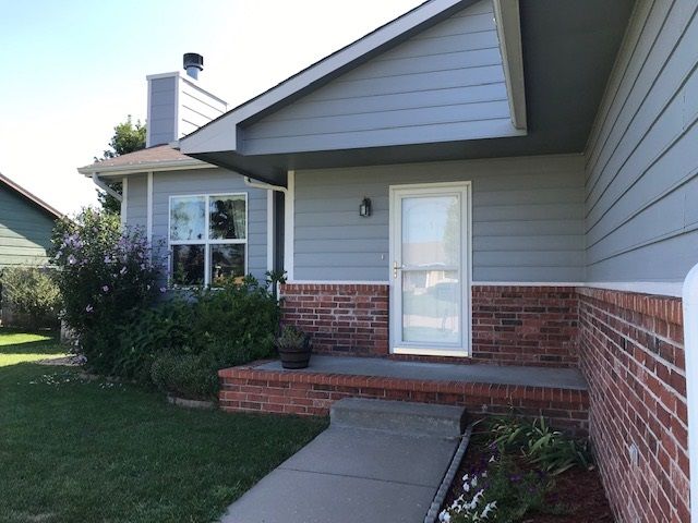713 Clover Ln, Hesston, KS 67062