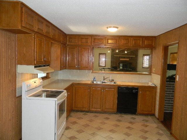 809 E 95th, Haysville, KS 67060