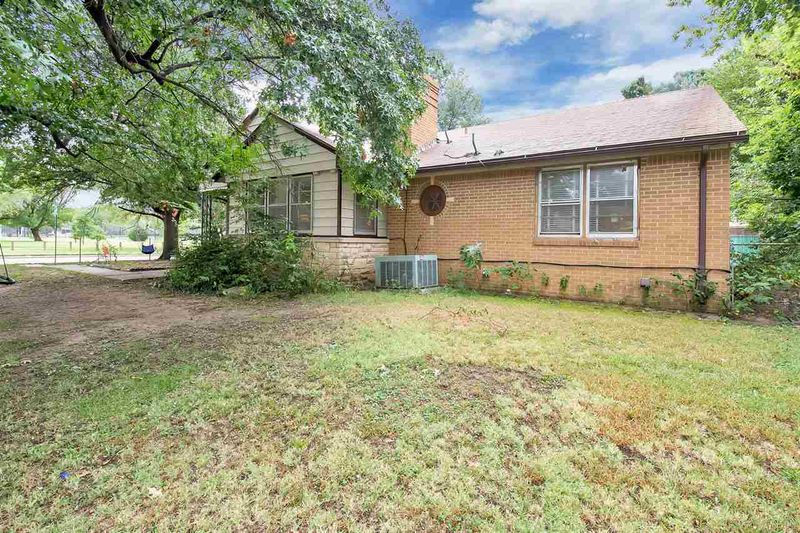 2921 E Lincoln St, Wichita, KS 67211