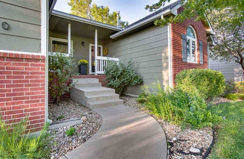 5220 E 49th St N, Bel Aire, KS 67220
