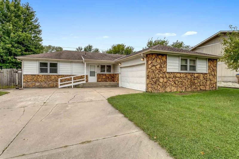419 E Birchwood Rd, Derby, KS 67037