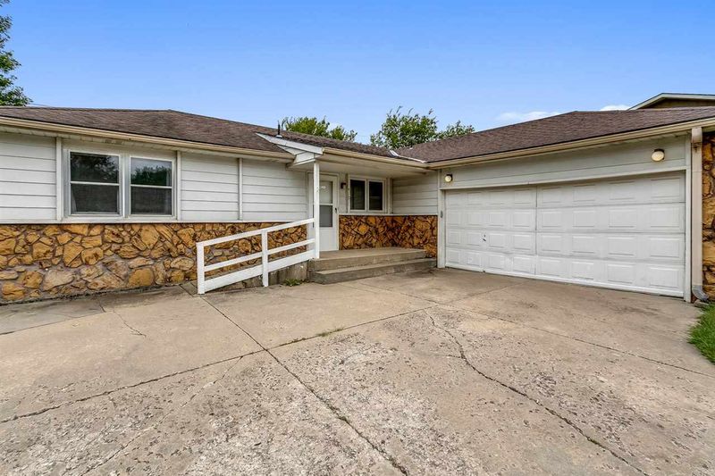 419 E Birchwood Rd, Derby, KS 67037