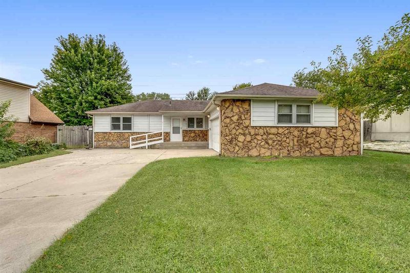419 E Birchwood Rd, Derby, KS 67037