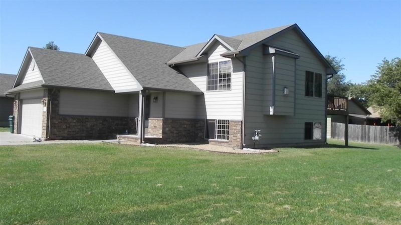 136 W Harmony Cir, Rose Hill, KS 67133