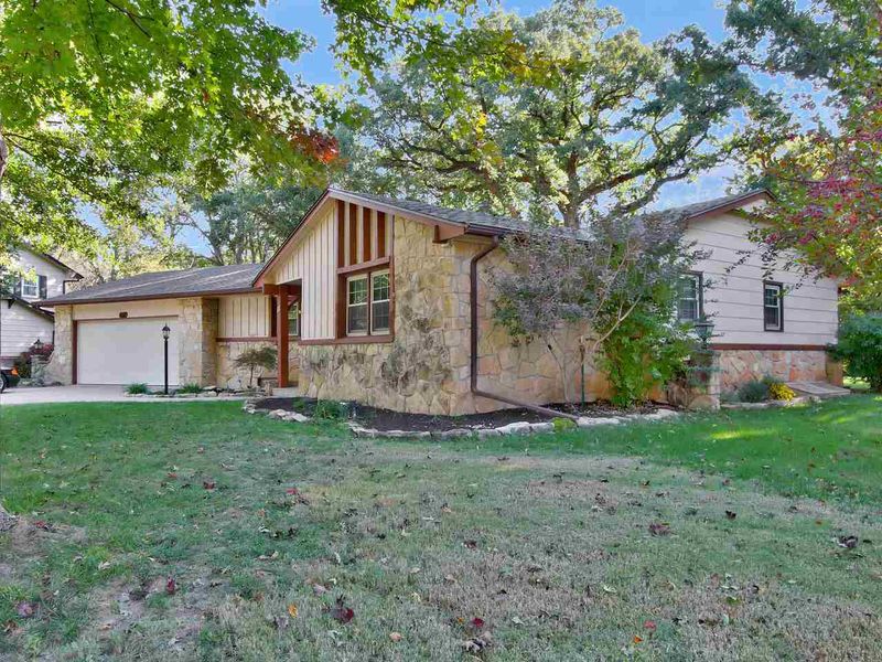 112 S Brookwood Dr, Derby, KS 67037
