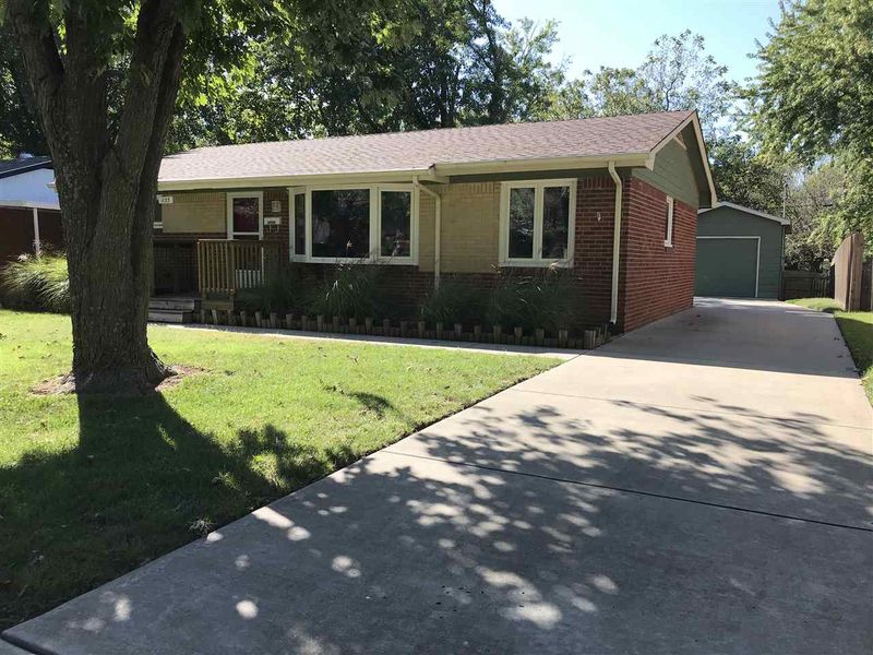 1133 N Westview Dr, Derby, KS 67037