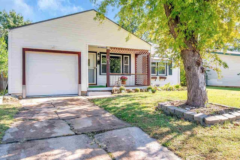 810 N Westview Dr, Derby, KS 67037