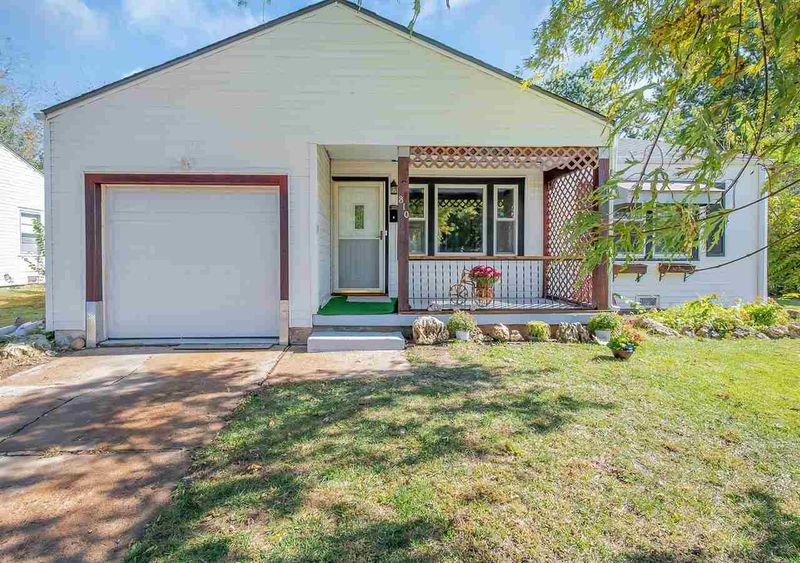 810 N Westview Dr, Derby, KS 67037
